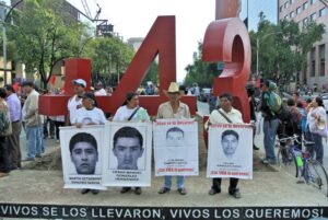 Padres de los normalistas de Ayotzinapa frente al Antimonumento de Paseo de la Reforma. Foto: Antimonumento/Facebook