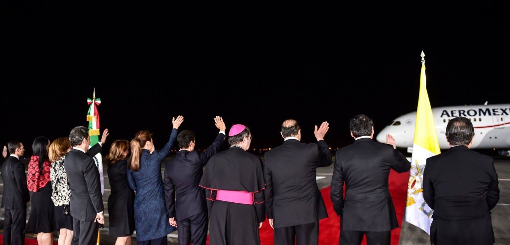 Peña Nieto, su gabinete y la alta jerarquía católica, dicen adiós al avión del papa Francisco. Foto: Facebook de EPN