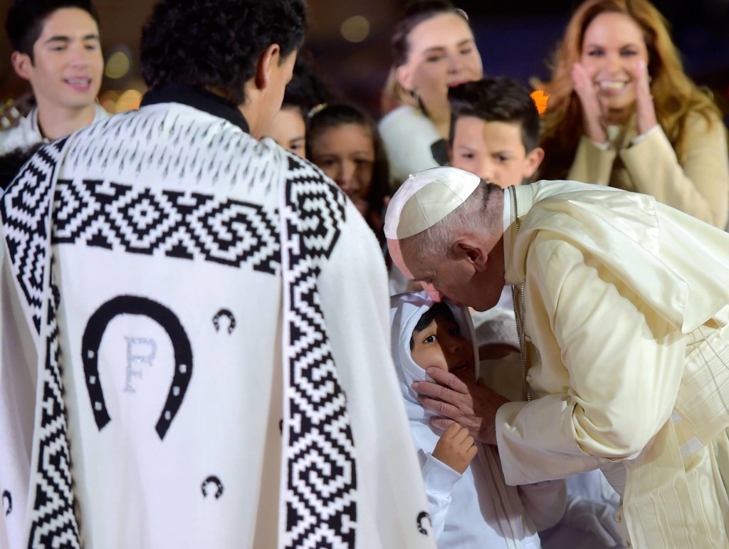 Desde que bajó del avión, el papa Francisco fue recibido por "estrellas" de Televisa. Foto: Facebook de EPN
