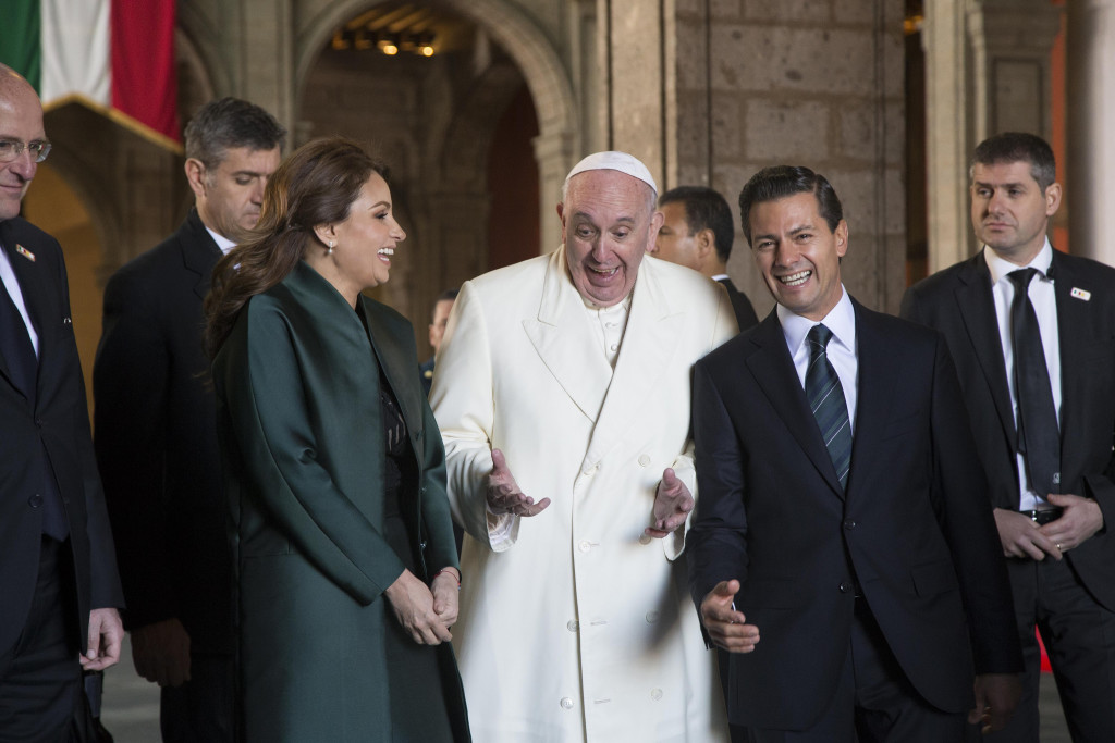 El papa Francisco acompañado por Peña Nieto y Angélica Rivera, en Palacio Nacional. Foto: Facebook de EPN