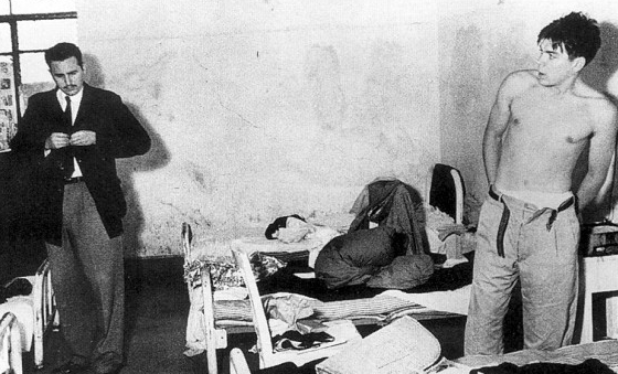 Fidel Castro, abrochándose el saco, y Ernesto El Che Guevara, observándolo. 