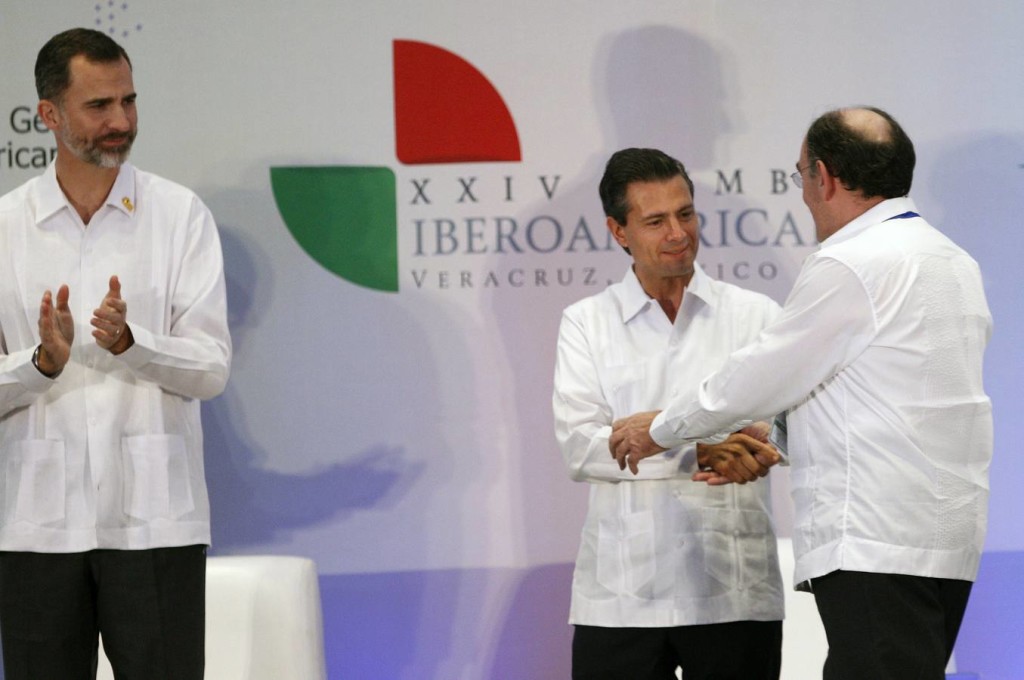 Enrique Peña Nieto saluda a Ignacio Galán, presidente de Iberdrola, ante la mirada del rey de España, Felipe IV. 
