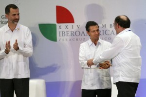 Enrique Peña Nieto saluda a Ignacio Galán, presidente de Iberdrola, ante la mirada del rey de España, Felipe IV.