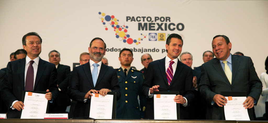 La firma del Pacto por México. Foto: Especial