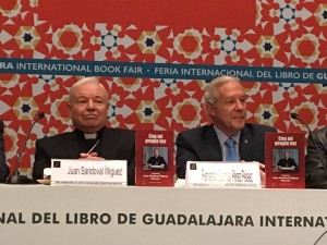 El cardenal Juan Sandoval Iñiguez y el político panista Fernando Guzmán. Foto: Saúl Lomelí/Twitter
