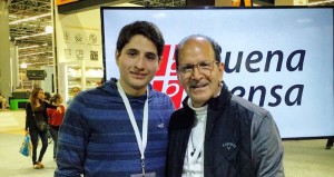 El padre Alejandro Solalinde con un joven en la FIL. Foto: Daniel Piña/Twitter
