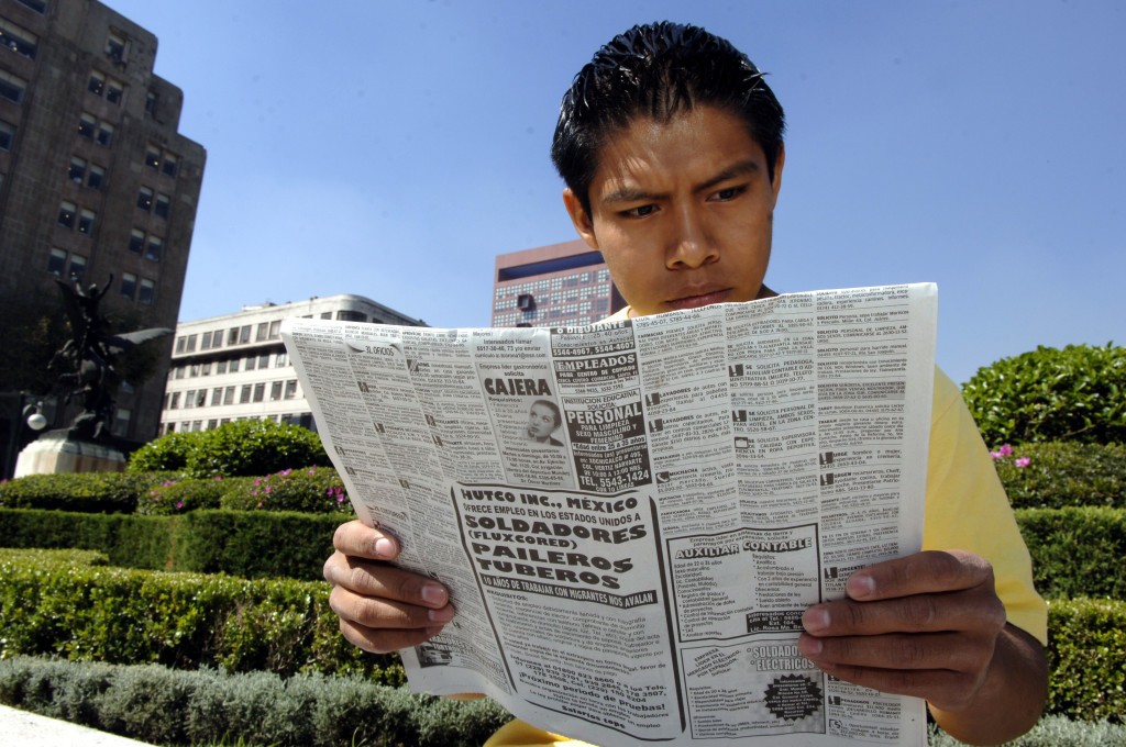 Un joven desempleado consulta el diario para buscar trabajo. Foto: Benjamin Flores / Proceso