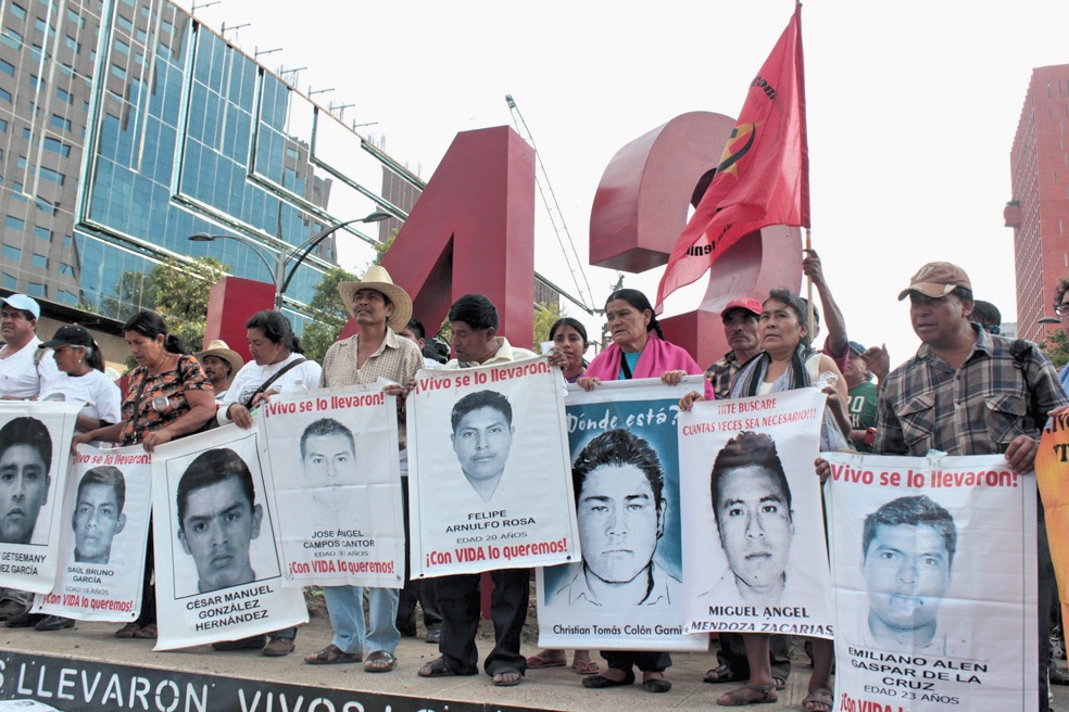Padres y madres de los normalistas de Ayotzinapa durante la instalación del Antimonumento +43. Fotos: Alfredo López Casanova e Ivelín Meza