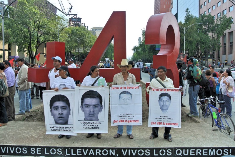 Padres de los normalistas de Ayotzinapa frente al Antimonumento de Paseo de la Reforma. Foto: Antimonumento/Facebook