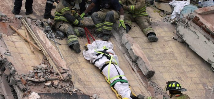 Un cuerpo fue retirado el miércoles de un casa derrumbada en Ciudad de México. Credit Victor Galindo/Agence France-Presse — Getty Images